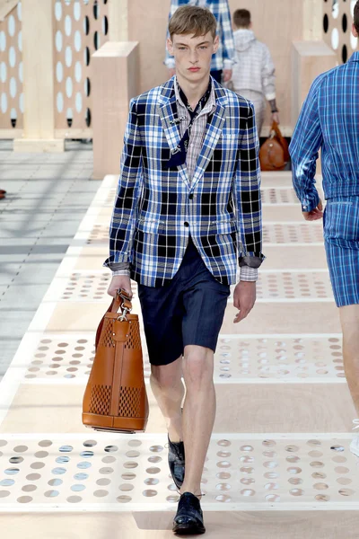 Look 15